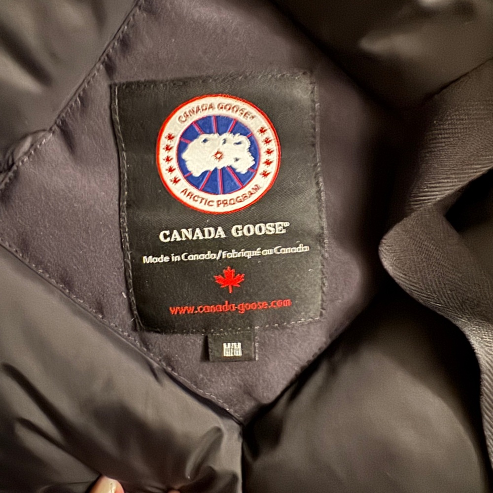 Like New Canada Goose Women’s Victoria Dark Navy Ski Parka with Detachable Fur - Picture 10 of 12